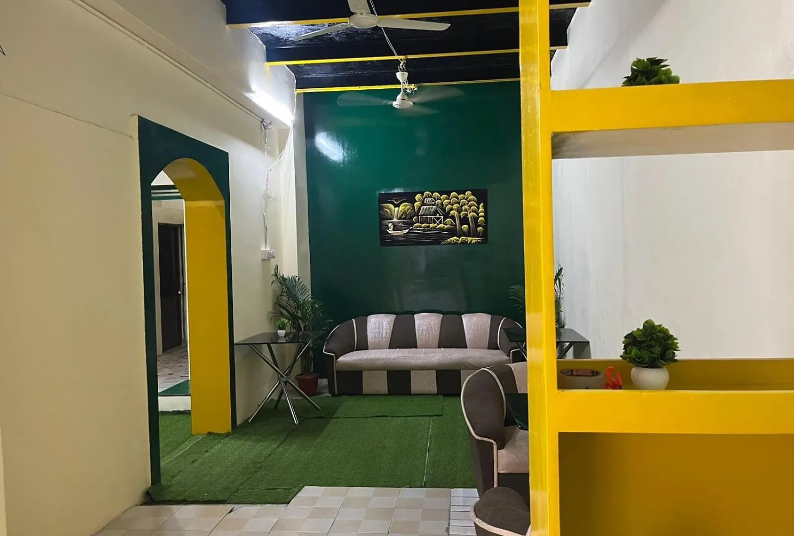 Clovetree Hotel Varanasi Ac & Non Ac Rooms Near Maidagin Parking Close To Kashi Viswanath Temple And Ganga Ghat Indien