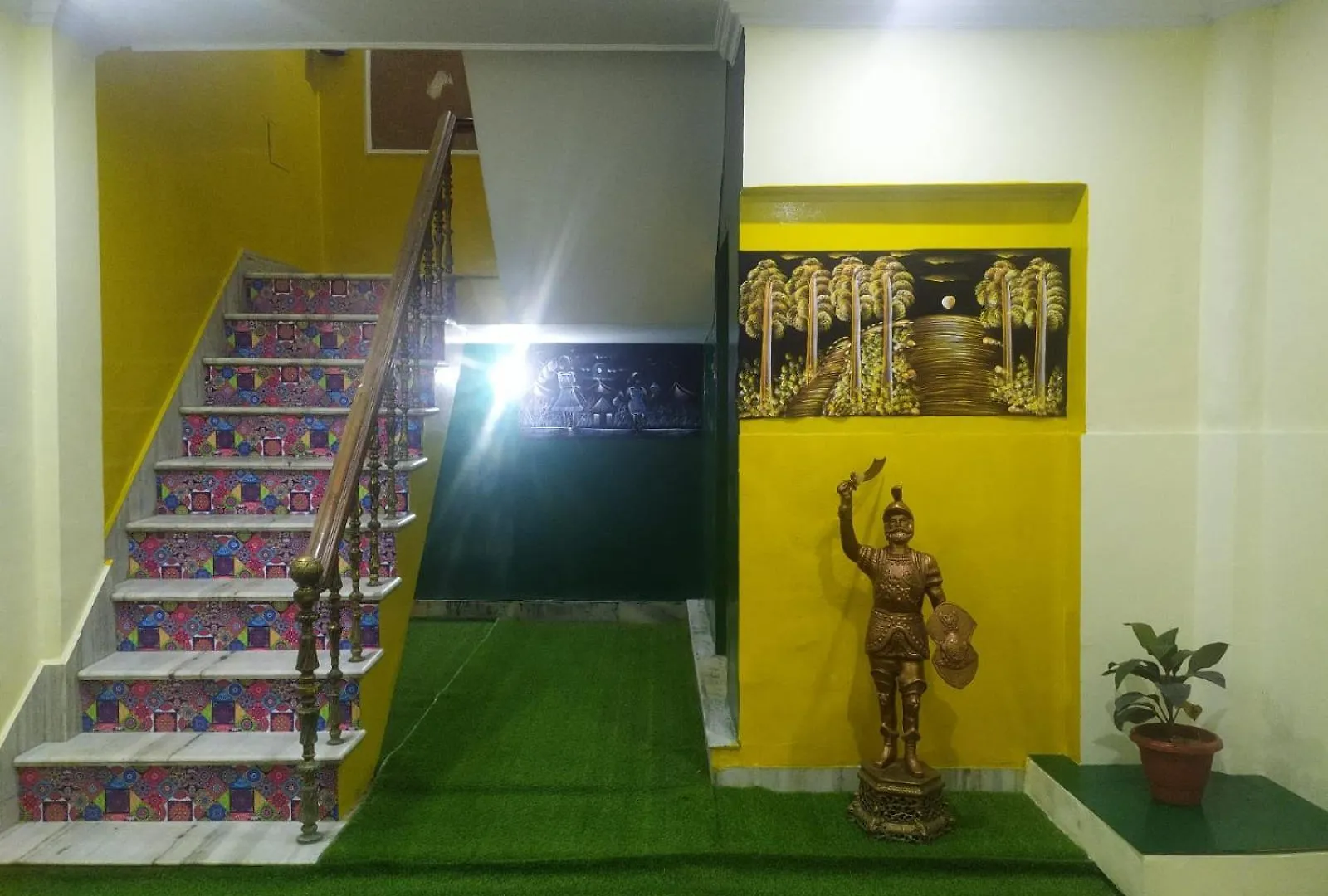 Pensionat Clovetree Hotel Varanasi Ac & Non Ac Rooms Near Maidagin Parking Close To Kashi Viswanath Temple And Ganga Ghat Indien