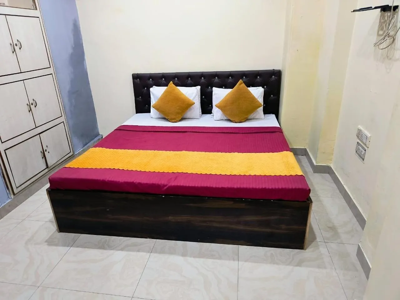 Pensionat Clovetree Hotel Varanasi Ac & Non Ac Rooms Near Maidagin Parking Close To Kashi Viswanath Temple And Ganga Ghat