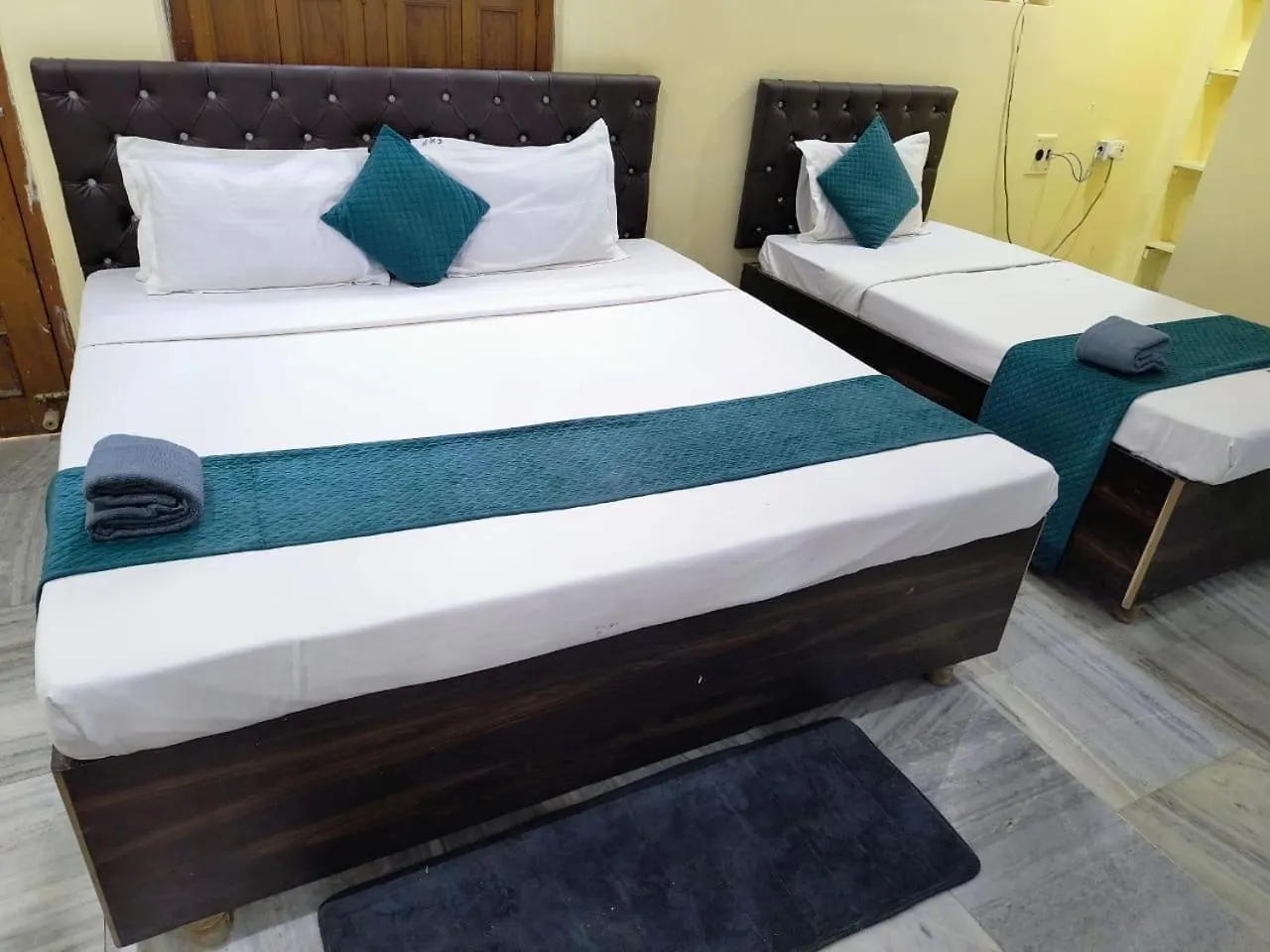 Clovetree Hotel Varanasi Ac & Non Ac Rooms Near Maidagin Parking Close To Kashi Viswanath Temple And Ganga Ghat 0*,