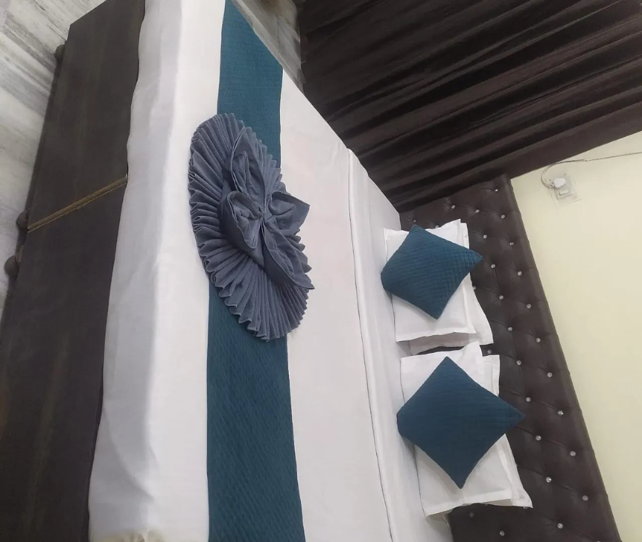 Pensionat Clovetree Hotel Varanasi Ac & Non Ac Rooms Near Maidagin Parking Close To Kashi Viswanath Temple And Ganga Ghat